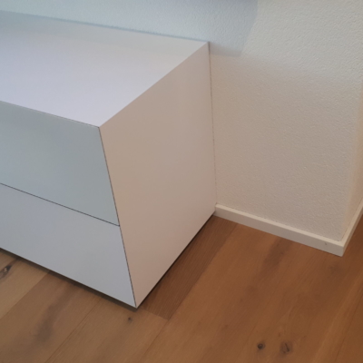 Bildschöne Swiss HD Lösung mit 75" Bildschirm Soundbar und Subwoofer, Kabel TV Box, blu-ray Player,
Modem/Router alles im Möbel integriert.