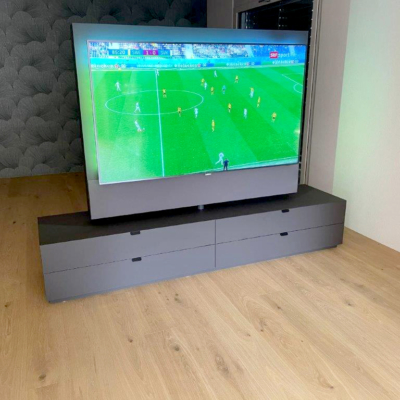 Ein weiteres SwissHD Highlight! das TV Modul kann 320 Grad gedreht werden,
der Sound ist im TV Modul integriert und folgt somit dem Bild mit.
Dadurch ist immer ein perfektes Klangerlebnis garantiert.