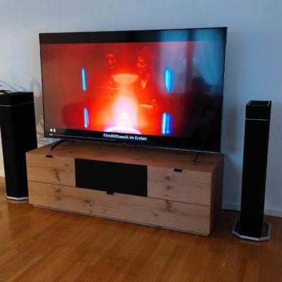 Heimkino und SwisHD die ideale Partnerschaft, Center Lautsprecher und alle Elektronik sauber im Möbel versorgt.
Die Frontlautsprecher haben jeweils den Subwoofer integriert, somit lässt sich ein 5.1 System mit 5 Lautsprechern
realisieren, tolle Lösung.